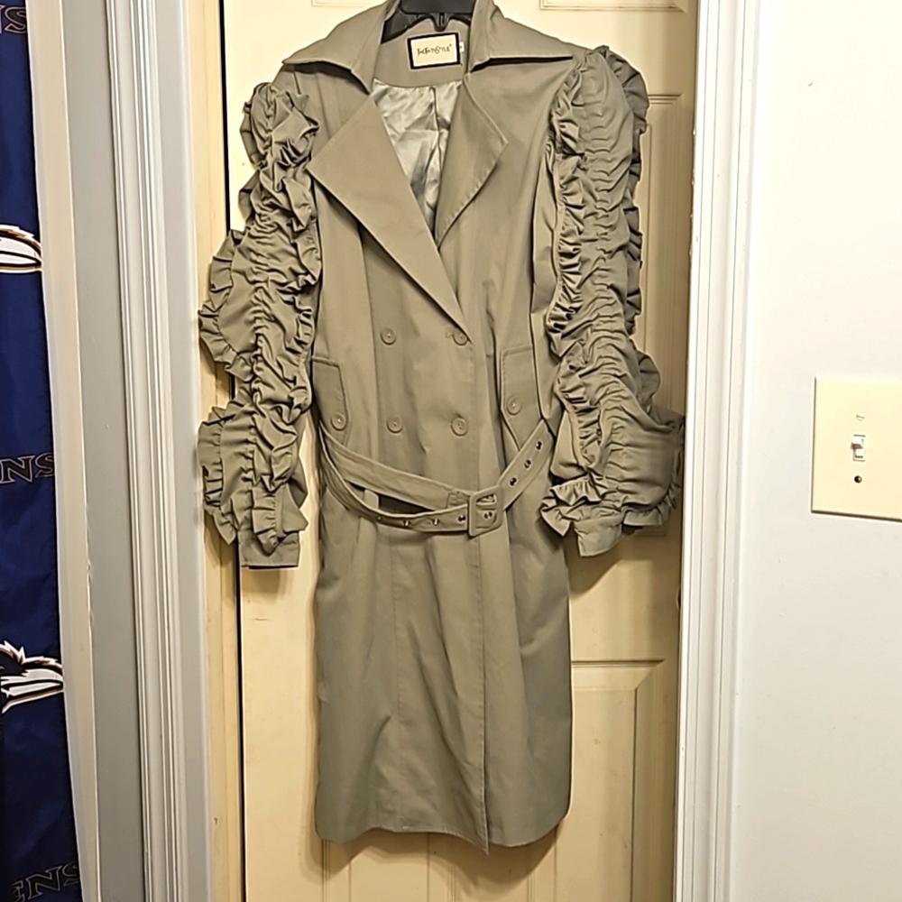 Twotwinstyle ruffled trench coat